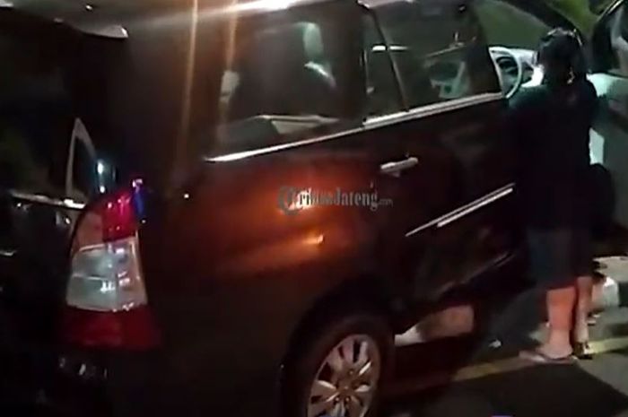 Toyota Kijang Innova nyelonong hajar taman Tugu Muda, kota Semarang, Jawa Tengah