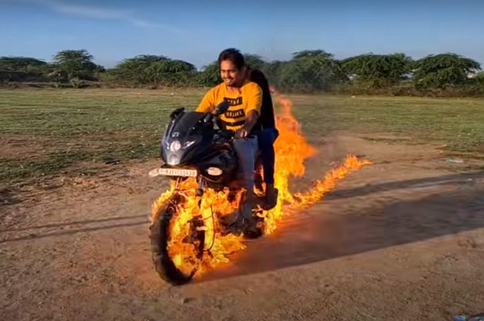 Mr Hacker meniru sang Ghost Rider menggunakan Bajaj Pulsar 220.