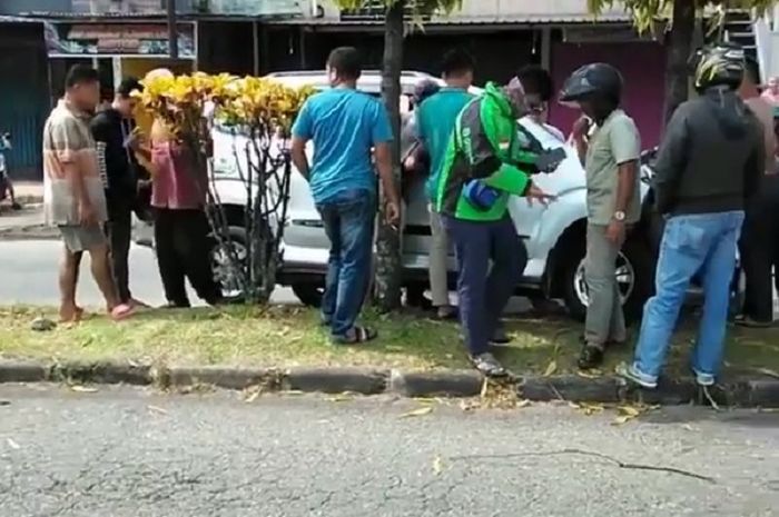Daihatsu Xenia mengalami kecelakaan tunggal hingga pengemudi meninggal dunia