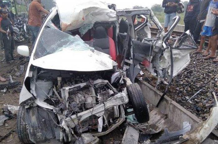Kondisi mobil Daihtasu Sigra setelah terjadi kecelakaan di Jalinsum Kelurahan Tualang Kecamatan Perbaungan Kabupaten Serdang Bedagai Senin, (31/8/2020). 