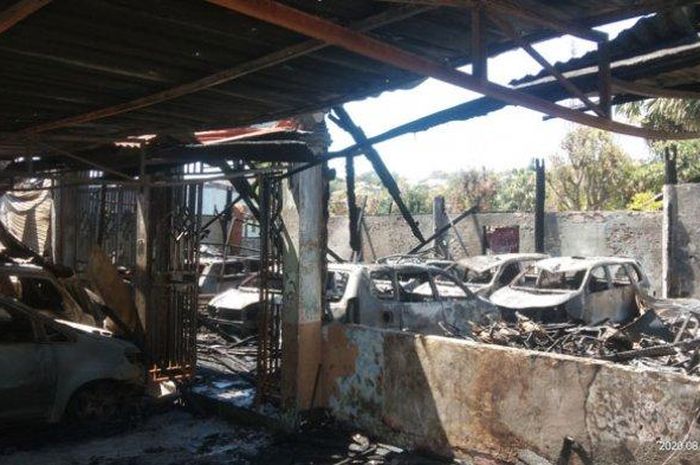 Showroom Mobil, Sani Motor terbakar hingga 11 unit mobil dagangan ludes sisa rangka