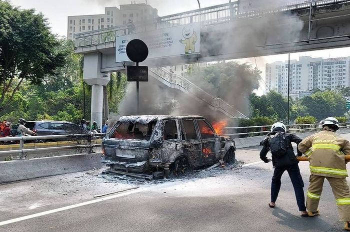 Sebuah mobil merek Range Rover terbakar di Tol Dalam Kota Cawang-Otista, Jakarta, Rabu (2/9/2020).