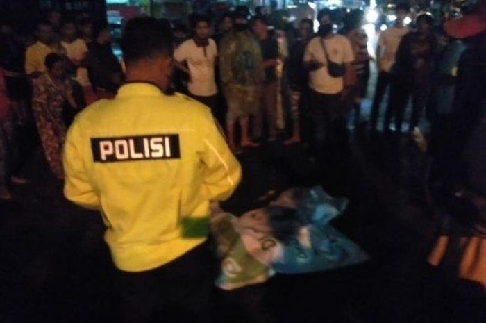 Seorang bocah pengamen silverman tewas usai terlibat kecelakaan lalulintas di kawasan Jalan Amal, Kota Medan pada Senin (31/8/2020) malam. 