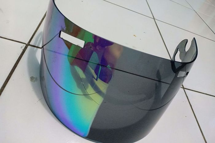 Lapisan iridium di visor helm sudah dihapus di sebelah kanan