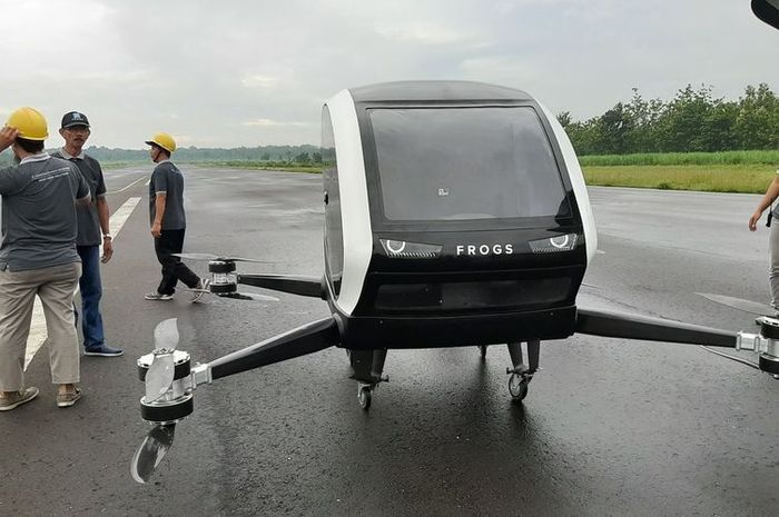 Taxi drone Frogs 282 bikinan startup Frogs Indonesia saat ujicoba di landasan pacu Gading, Playen, Gunung Kidul, Sabtu (7/3/2020).