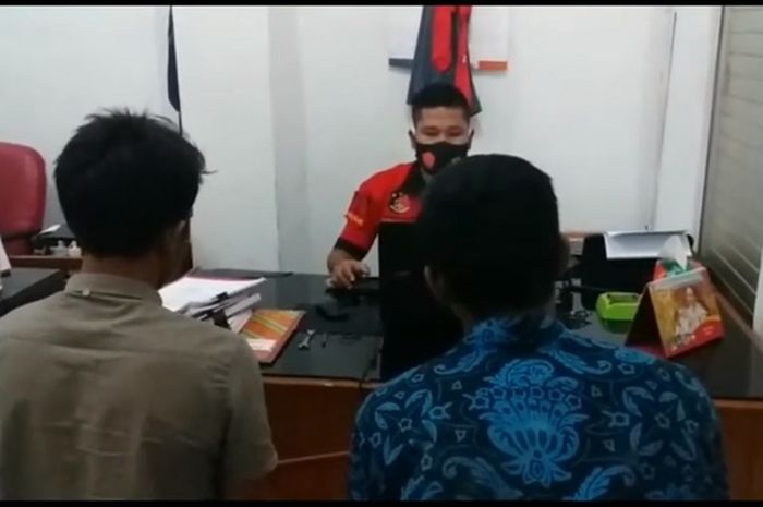 Wira Dana (32) dan Darwin Syahputra Nasution (24), pelaku pencurian motor saat pembuatan laporan di Mapolres Asahan .