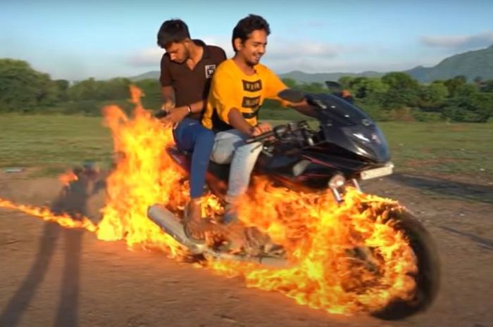 Tangkapan layar dari video Mr Indian Hacker yang membakar dan mengendarai motor Bajaj Pulsar 220F untuk meniru Ghost Rider.