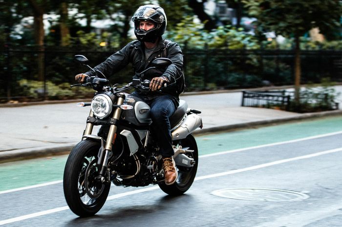 6 perlengkapan yang wajib digunakan bikers saat berkendara dengan motor