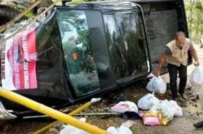 Toyota Hilux muatan sembako terguling, hajar pohon hingga bodi ringsek dan kaca pecah karena pengemudi ketiduran