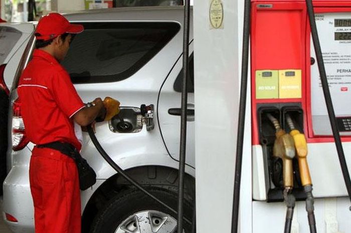 Mobil sedang mengisi bensin subsidi. (Tribunnews/ Nurudin)  