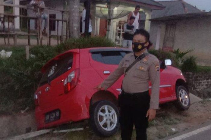 Toyota Agya nyungsep ke parit usai seruduk motor ngaco, belok mendadak tanpa sein di Bangka Selatan