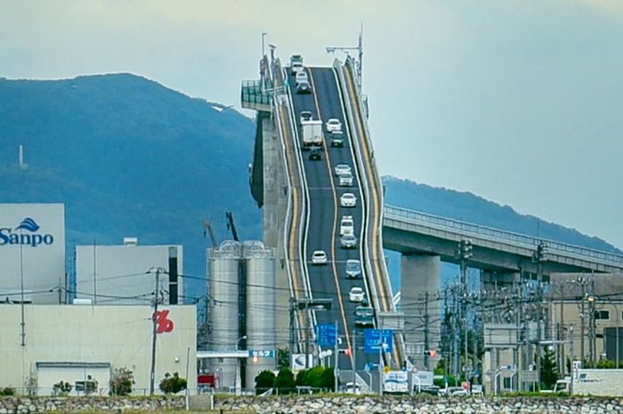 Jembatan Eshima Ohashi sering dikira punya tanjakan yang curam.