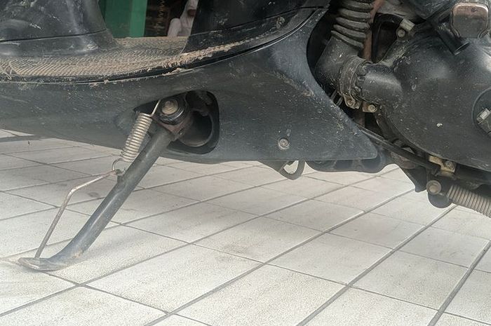 Standar samping sepeda motor lebih sering digunakan dibandingkan dengan standar tengah. Salah satunya karena lebih mudah dalam pengoperasiannya. (Ari Purnomo)  