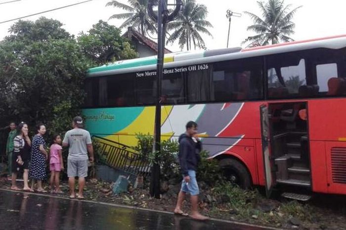 Bus Gapuraning Rahayu mengalami kecelakaan hingga masuk ke halaman rumah di Gunung Cupu, Kabupaten Ciamis, Rabu sore (2/9/2020).