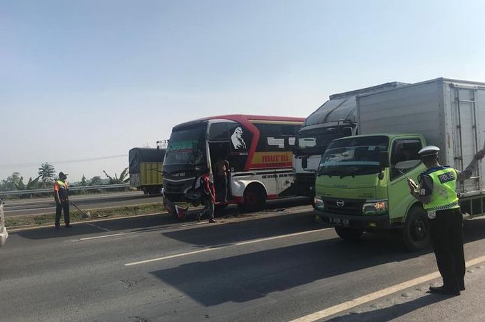 Bus Murni Jaya ngeblong bahu jalan tol Tangerang-Merak, jalur ditutup kendaraan lain hingga banting setir ke kanan sambar Kijang Innova, disundul lagi bus murni lain