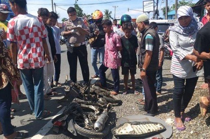 Honda Revo disambar Isuzu Elf akibar mendadak putar arah di Padang Pariaman, Sumatera Barat