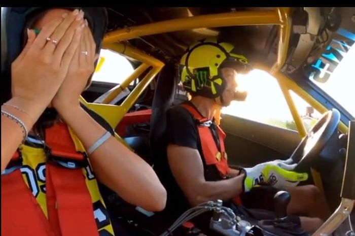 Valentino Rossi bersama sang kekasih, Francesca Sofia Novello memacu mobil  drifting.