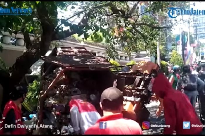 Kecelakaan Maut di Jalan Sultan Agung Semarang 2 Truk 2 Motor, 1 Pemotor Meninggal (Hasil tangkapan layar Youtube Tribun Jateng)