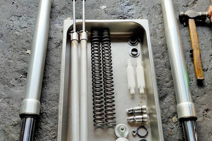 Ilustrasi komponen dalam sokbreker depan di motor