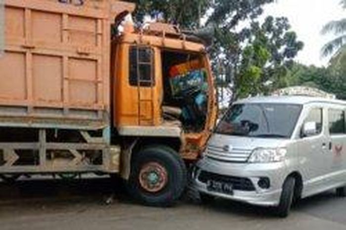 Daihatsu Luxio dicium dump truk di jalan raya Bogor-Jakarta, Cimanggis, Depok, Jawa Barat