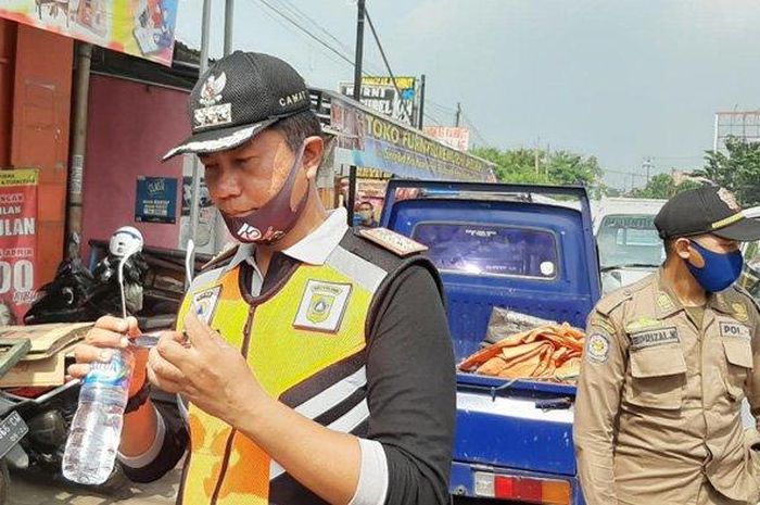 Petugas gabungan yang terdiri dari Pemerintah Kecamatan Parung, Koramil, Polsek, Satpol PP melakukan razia masker di Pasar Parung, Kabupaten Bogor, Jumat (4/9/2020).