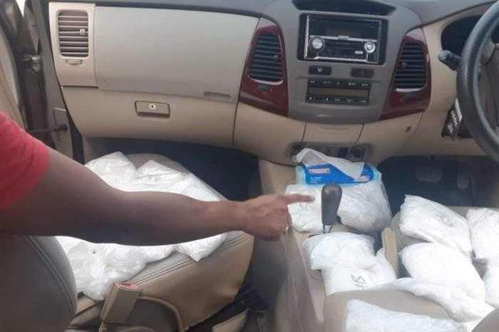 Barang bukti 23 bungkus sabu-sabu yang disimpang di dalam kabin Toyota Kijang Innova saat digrebek