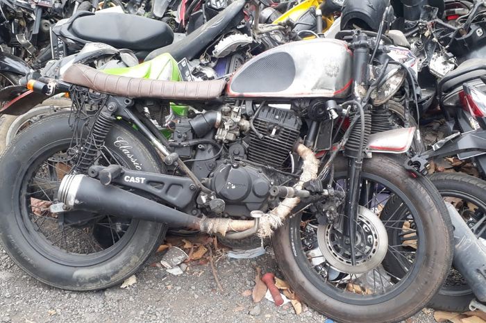 Motor bekas kecelakaan yang terlihat cukup parah