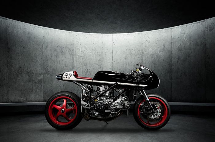 Ducati 916 Monoposto cafe racer