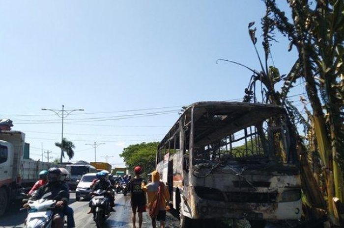 Bus Karyawan PT Kayu Lapis Indonesia terbakar di Brangsong, Kendal