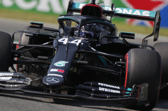 Lewis Hamilton bikin rekor lap time terbaru di sirkuit Monza untuk F1 Italia. 