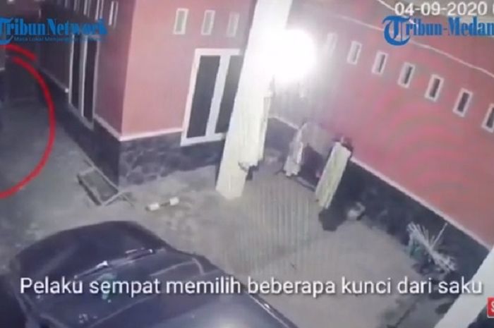 Pelaku pencuri Honda BeAT Sempat pilih Kunci sebelum membawa kabur motor. (Hasil tangkapan layar Youtube  Tribun Medan TV)