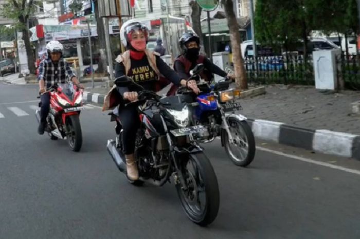 Atalia Praratya, Istri dari Ridwan Kamil unjuk gigi kebolehannya naik motor sport. 