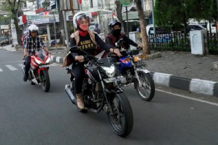 Atalia Praratya, Istri dari Ridwan Kamil unjuk gigi kebolehannya naik motor sport.