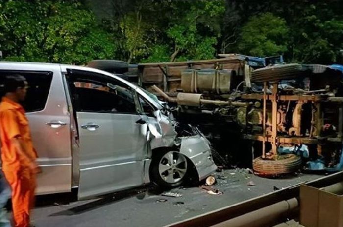 Detik-detik Toyota Alphard tabrak truk terguling di tol Pulo Gebang, Jakarta Timur