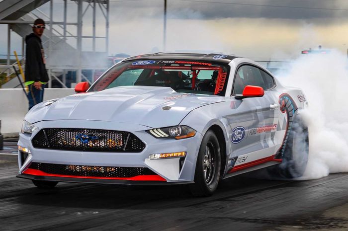 Ford Mustang Cobra Jet 1400 belum lama ini dijajal performanya di trek lurus 402 meter.