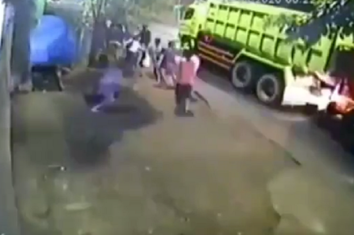 Viral video bocah ramai-ramai coba hentikan truk berujung tragis.