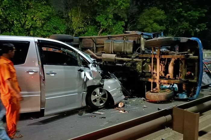 Sebuah truk terguling di TOL JORR KM 51.800 dan dihantam oleh Toyota Alphard, Sabtu (5/9/2020) dini hari.