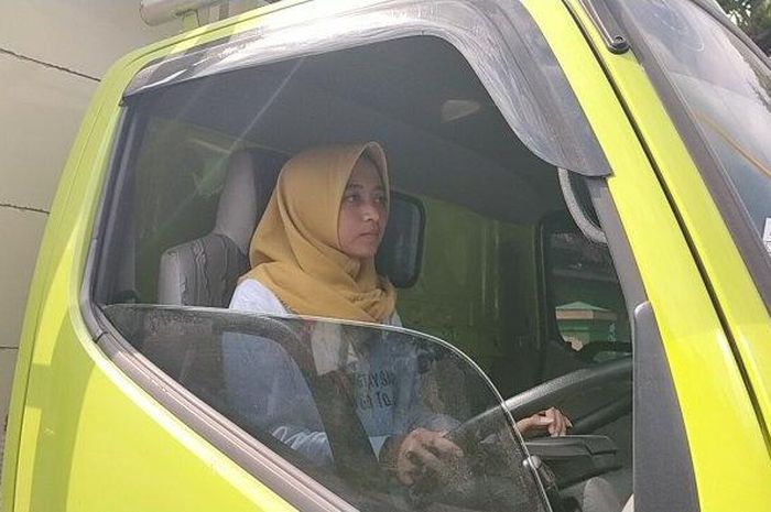 Devita Wati (22) saat mengendarai truk di salah satu Depo di Jalan Deles-Kemalang, Dukuh Krancah, Desa Bumiharjo, Kecamatan Kemalang, Kabupaten Klaten, Selasa (1/9/2020). 