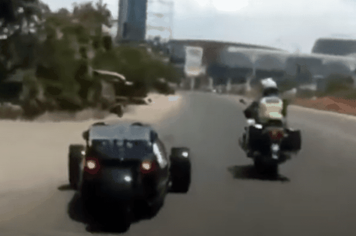 Tangkapan layar video yang viral di media sosial Vanderhall yang sebelumnya ditunggangi Bakal Calon Bupati Karawang ditilang polisi