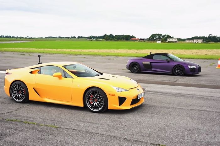 Drag race 402 meter menampilkan adu cepat antara Lexus LFA melawan Audi R8 V10 Spyder.