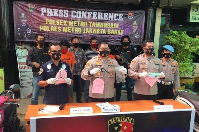 Barang bukti kasus pencurian yang dilakukan AS ditunjukkan petugas saat konferensi pers di Mapolsek Tamansari, Jakarta Barat, Selasa (8/9/2020). 