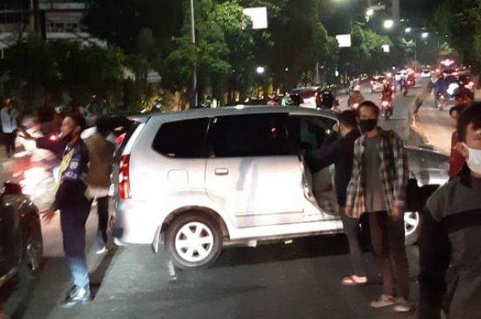 Toyota Avanza hajar separator busway di Jl S Parman, Tanjung Duren, Jakarta Barat