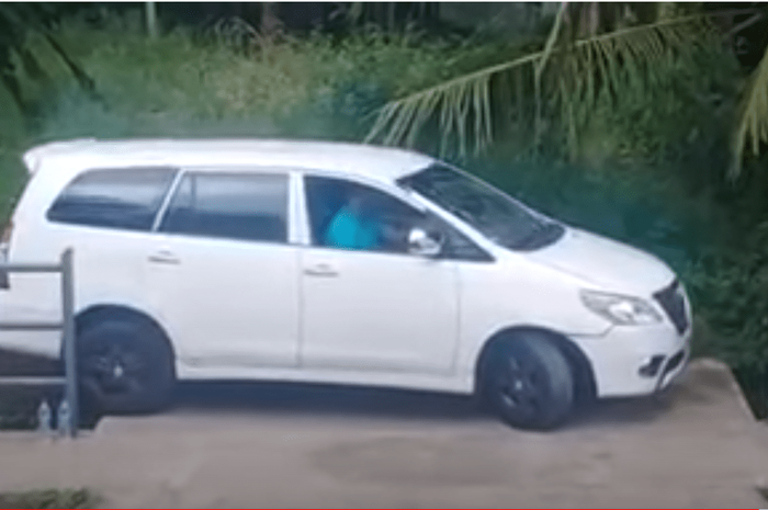 tangkapan layar video Toyota Innova parkir di tenpat sempit, salah sedikit bisa nyemplung got