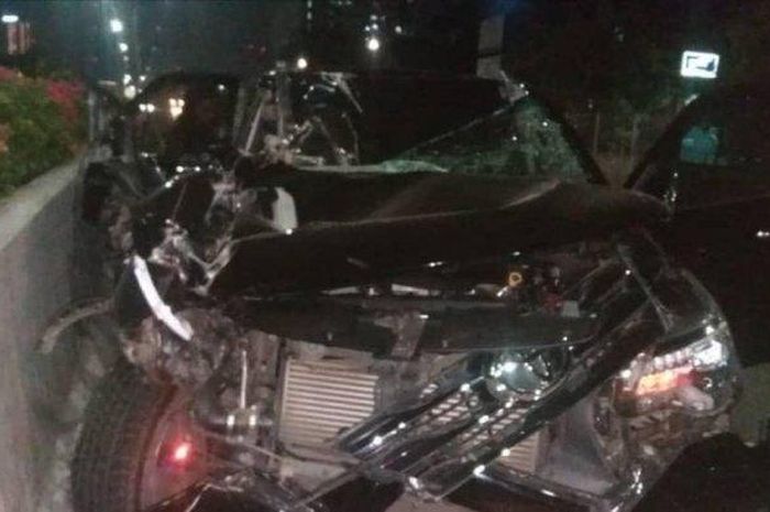 Toyota Fortuner hancur terjang truk di tol Kebon Jeruk, Jakarta Barat