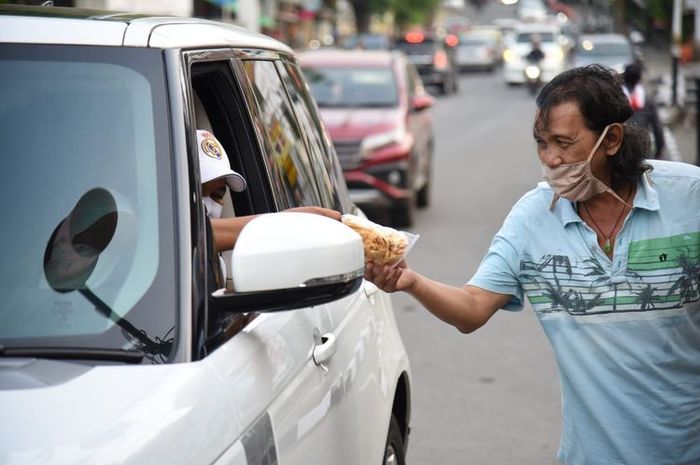 Agustinus Simorangkir (kanan) saat menyerahkan keripik bawang di Purwakarta, Senin (7/9/2020). Agustinus meninggal beberapa menit setelah bertemu Dedi Mulyadi.