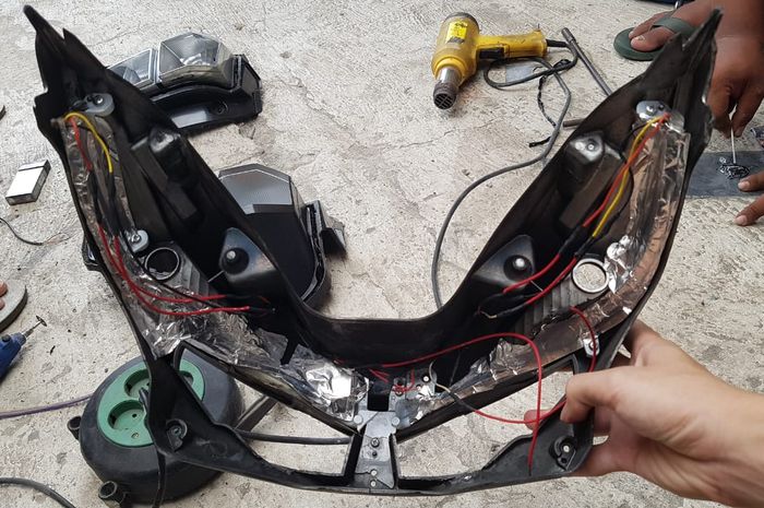 Lapisan aluminium foil di rumah lampu motor dengan custom LED