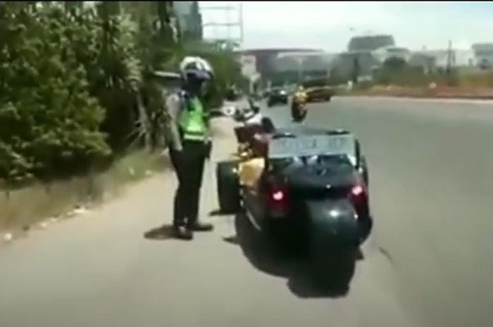 Sebuah video viral setelah merekam detik-detik polisi menilang motor mewah roda tiga milik Bupati Karawang, Cellica Nurrachadiana.