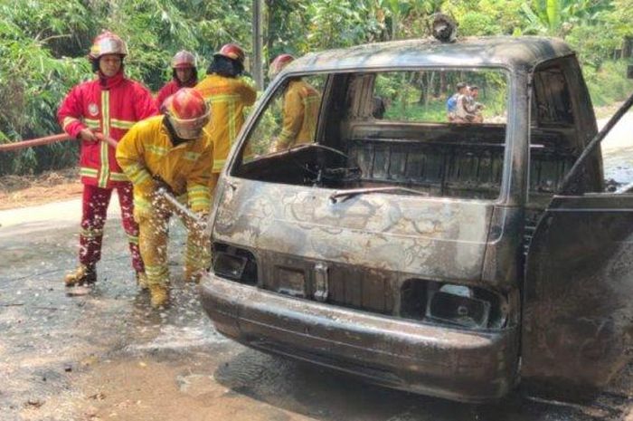 Sebuah mobil penjual tahu bulat di Jalan Raya Jasinga - Cipanas, Kecamatan Jasinga, Kabupaten Bogor hangus terbakar.  