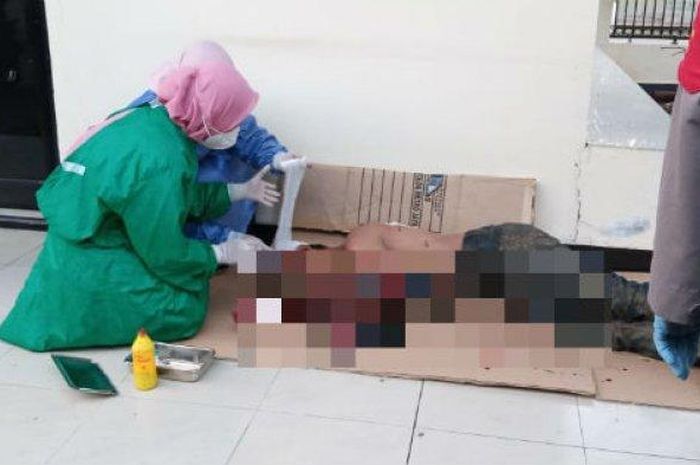 Pencuri sepeda motor kritis usai dikeroyok massa di area pertanian warga Desa Tanjung Baru, Kecamatan Cikarang Timur, Kabupaten Bekasi, Jawa Barat. 