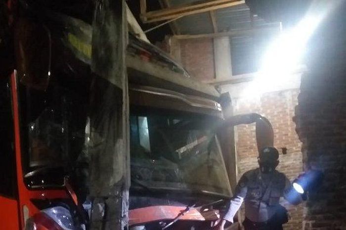 Bus umum Royal Autobus menabrak bagian depan salah satu rumah di Pandrah Kandeh, Pandrah Bireuen, Selasa (08/09/2020) dinihari.  